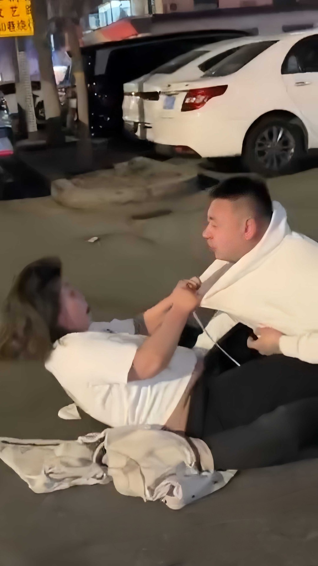 醉酒夫妻街头互扇大嘴巴子！男的忍到极限狂输出打懵女方