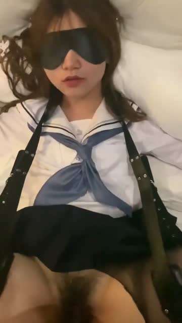 反差，清纯学生妹在床上疯狂呻吟