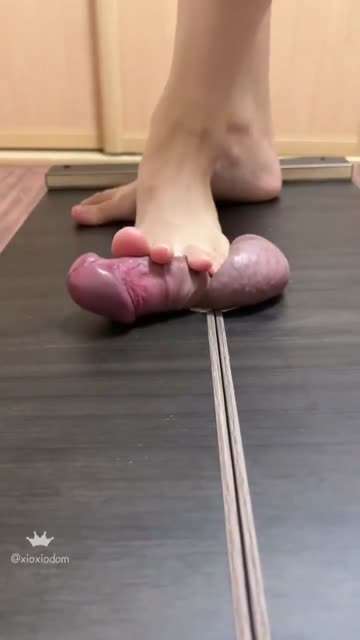 裸脚踩