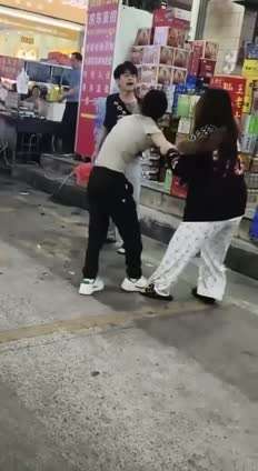 男女群殴一个人