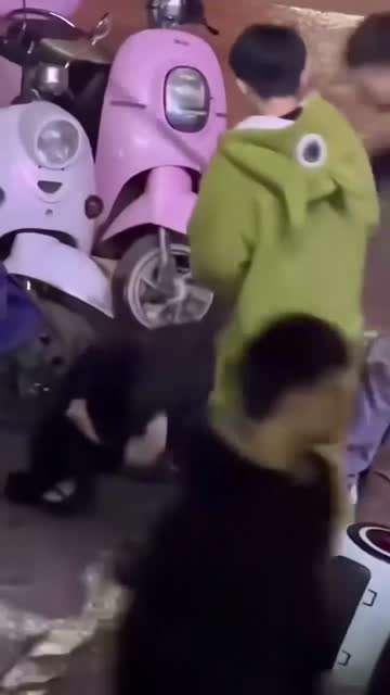 精神小伙街头砍人
