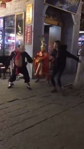 和猪八戒在路上打起来了