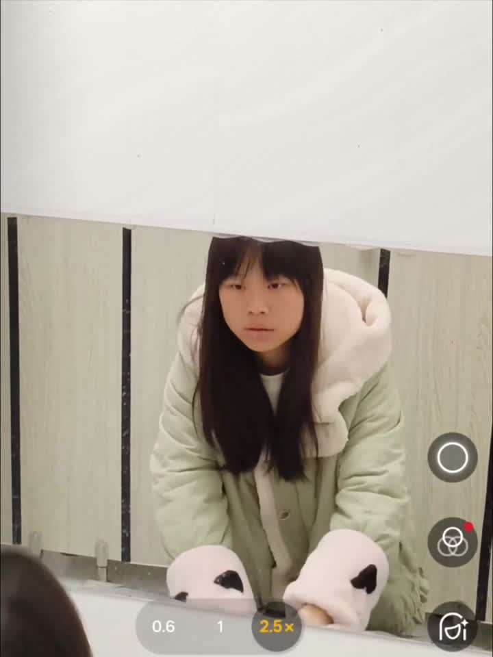 【图书馆】娇小萝莉女大学生姨妈血鲜红厕拍厕所尿尿