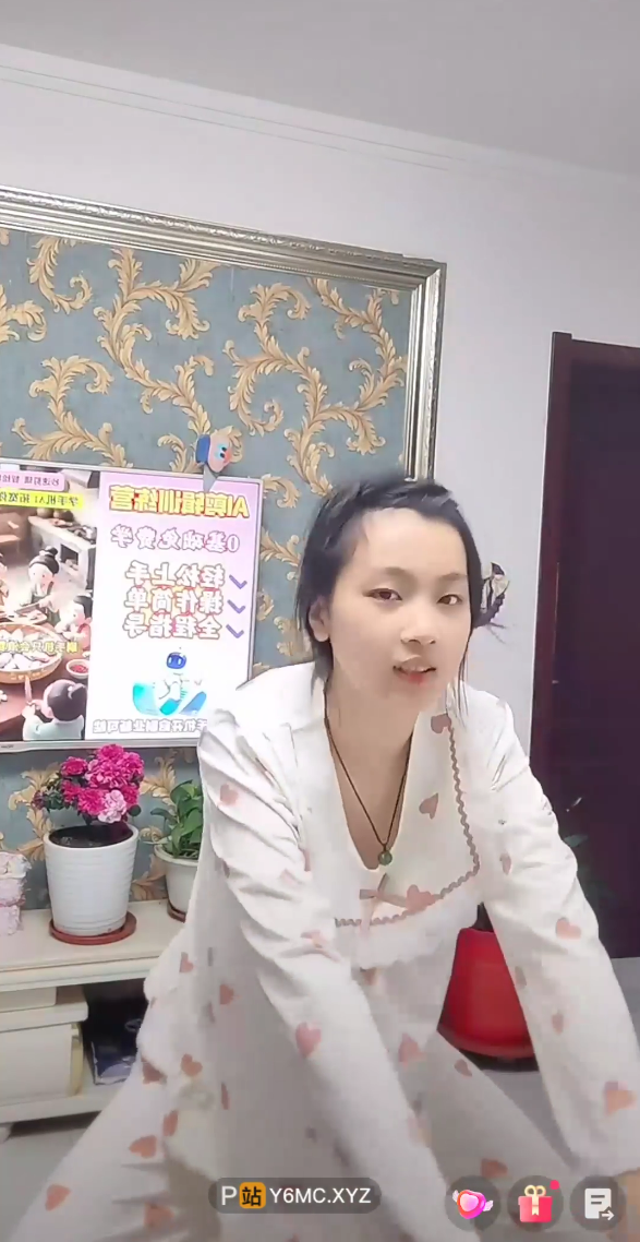 妹子直播走光