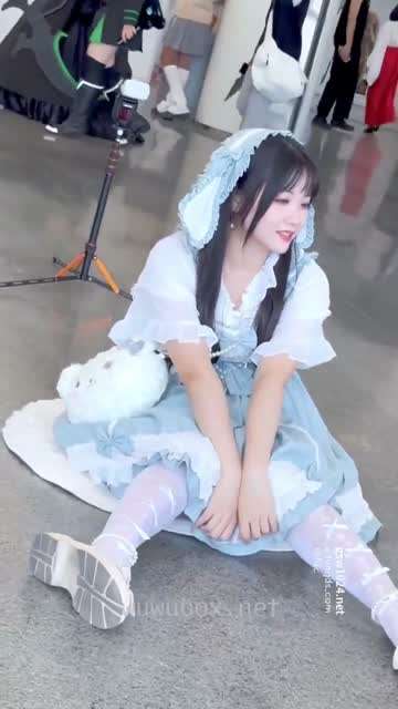 偷拍抄底清纯可爱白丝小萝莉白色内内裙底