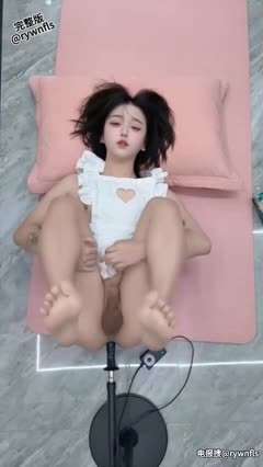 “我是个废物女装婊，我胯下夹着的那根小东西只是用来尿尿的，它没有其他作用。我要使用各种类型的贞操锁把它紧紧包裹保护起来。任何让它自由勃起的时刻都是错误的，我不能通过撸弄它来射精。精液只能在我看脚底的时候在锁具里排出来。”