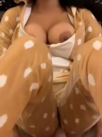 裤子破洞