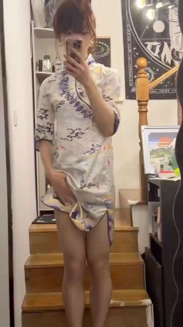 掀开裙子是一根粉嫩的大牛子呢，喂喂喂，这么空姐麻烦一下，我需要午餐，就吃你的大牛子吧~