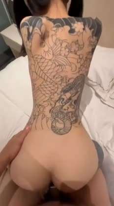 满背萝莉精神小妹