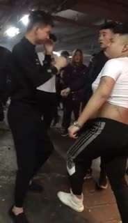 精神小伙被一群人暴打
