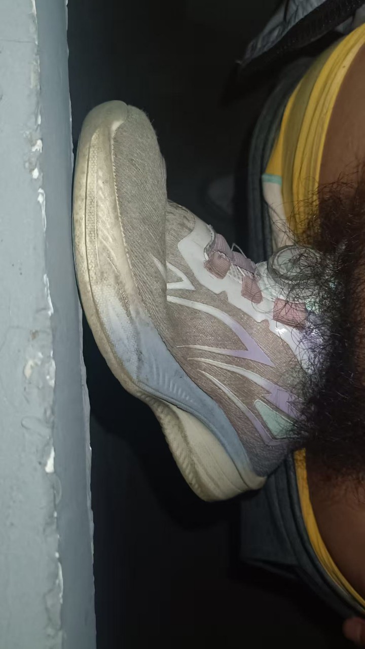 终于扫到脏鞋却只能射出几滴精液的可怜鸡巴#恋物癖