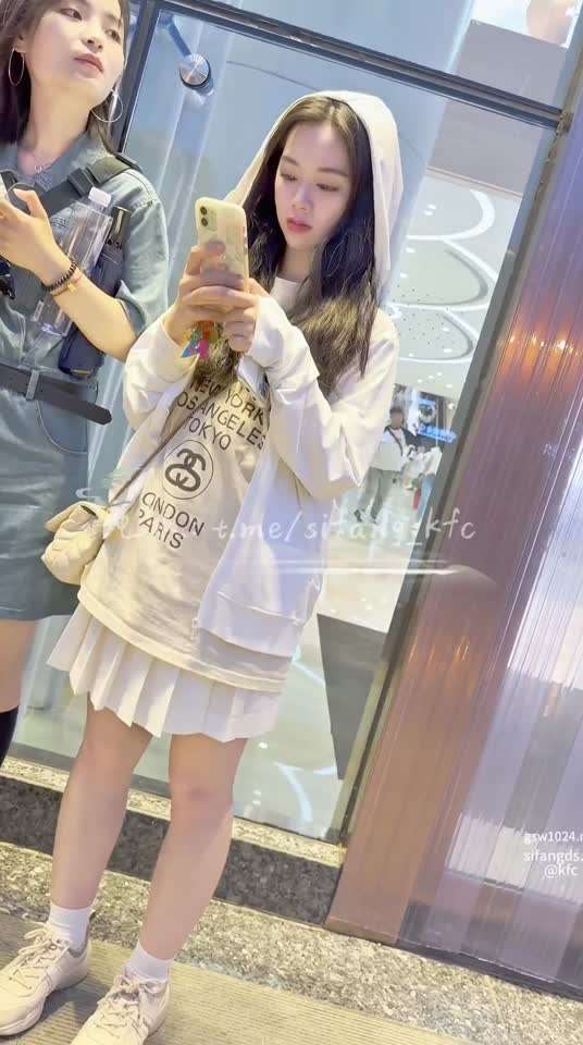 抄底百褶裙美女玩手机