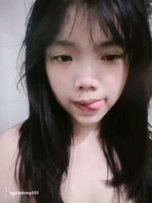 漂亮女孩洗澡自拍，用水冲屄不过瘾，还要用手抠