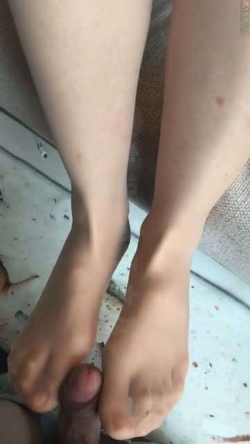 小姐姐第一次足交，弄的我有点疼