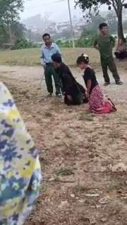 他（她们）两个人犯了什么错打的好心疼啊看着