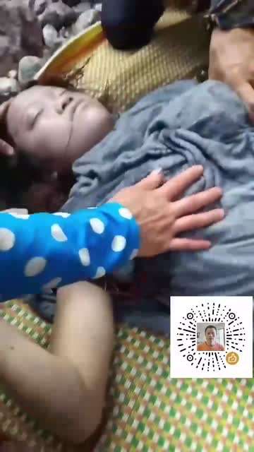 越南女孩在河边戏水