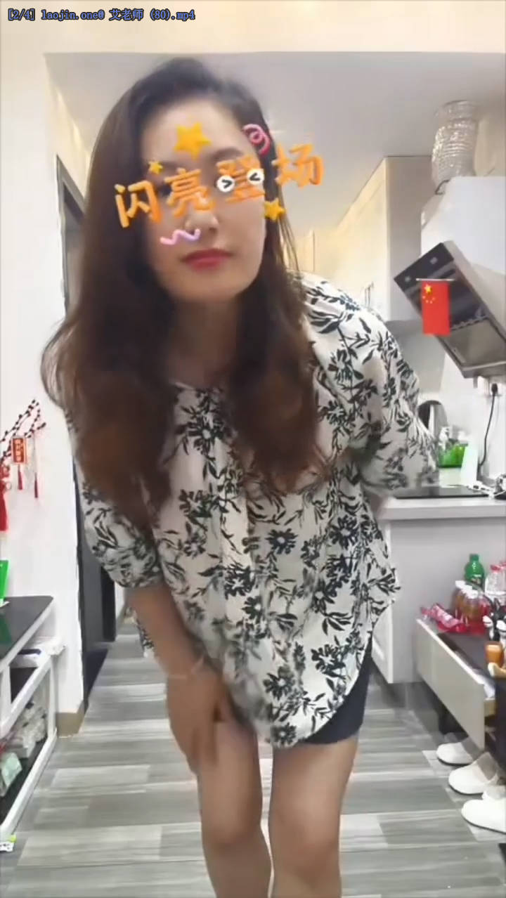 人妻在门口迎接老公回家，一回来就做爱