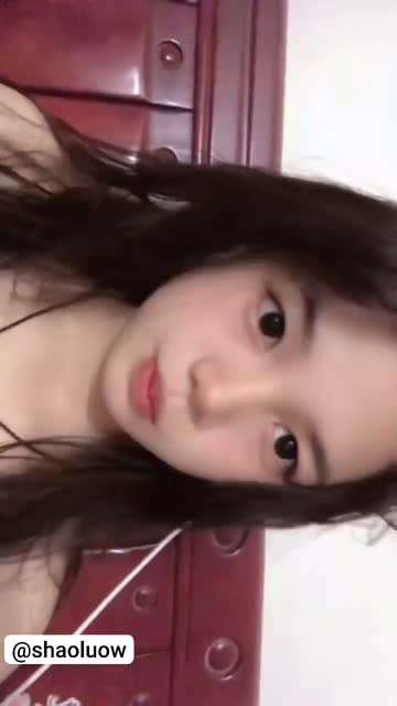 中学少女露脸自拍展示身材