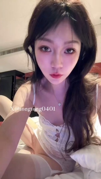 白丝吊带妖娆美女