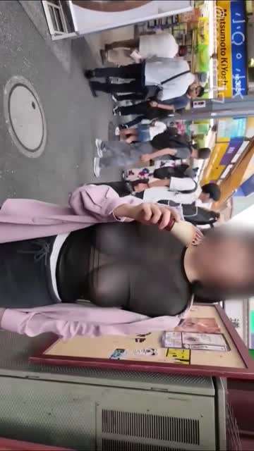 巨乳骚货商业街透视装露出
