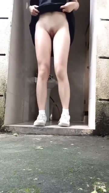 公厕露出一下。